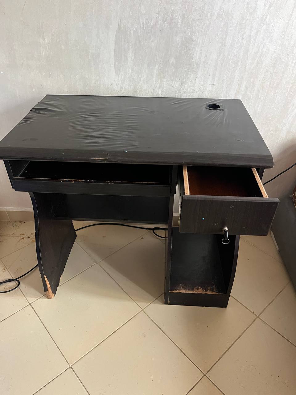 Bureau informatique avec tiroir