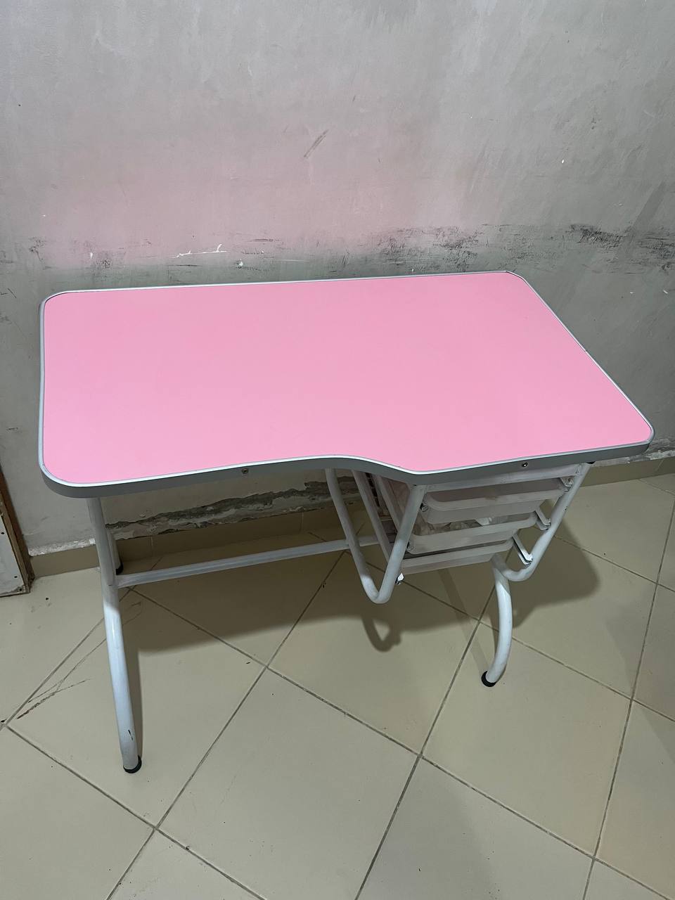 Table d’onglerie rose