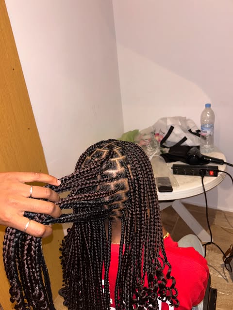 Box Braids avec finitions bouclées - image 1
